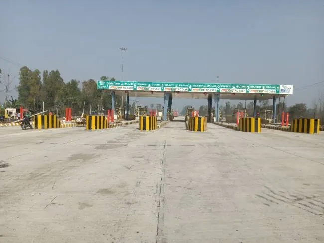 मुज़फ्फरनगर में छपार टोल प्लाजा विवाद गहराया, हटाए गए कर्मचारियों का कंट्रोल रूम में धरना जारी