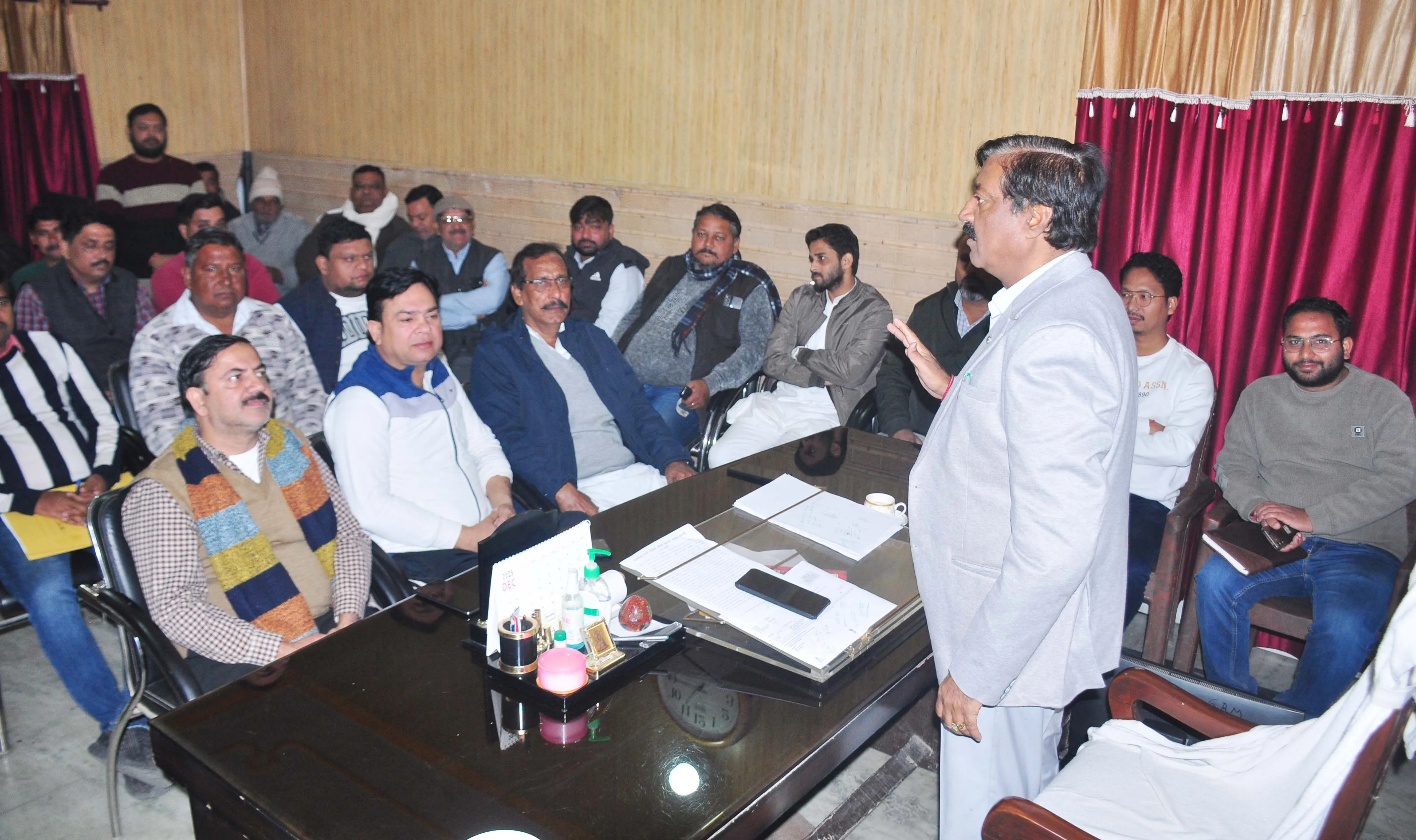 शामली: चेयरमैन अरविन्द संगल की ठेकेदारों संग बैठक, कहा—मानक के अनुसार सड़कें बनें, वरना रुकेगा भुगतान