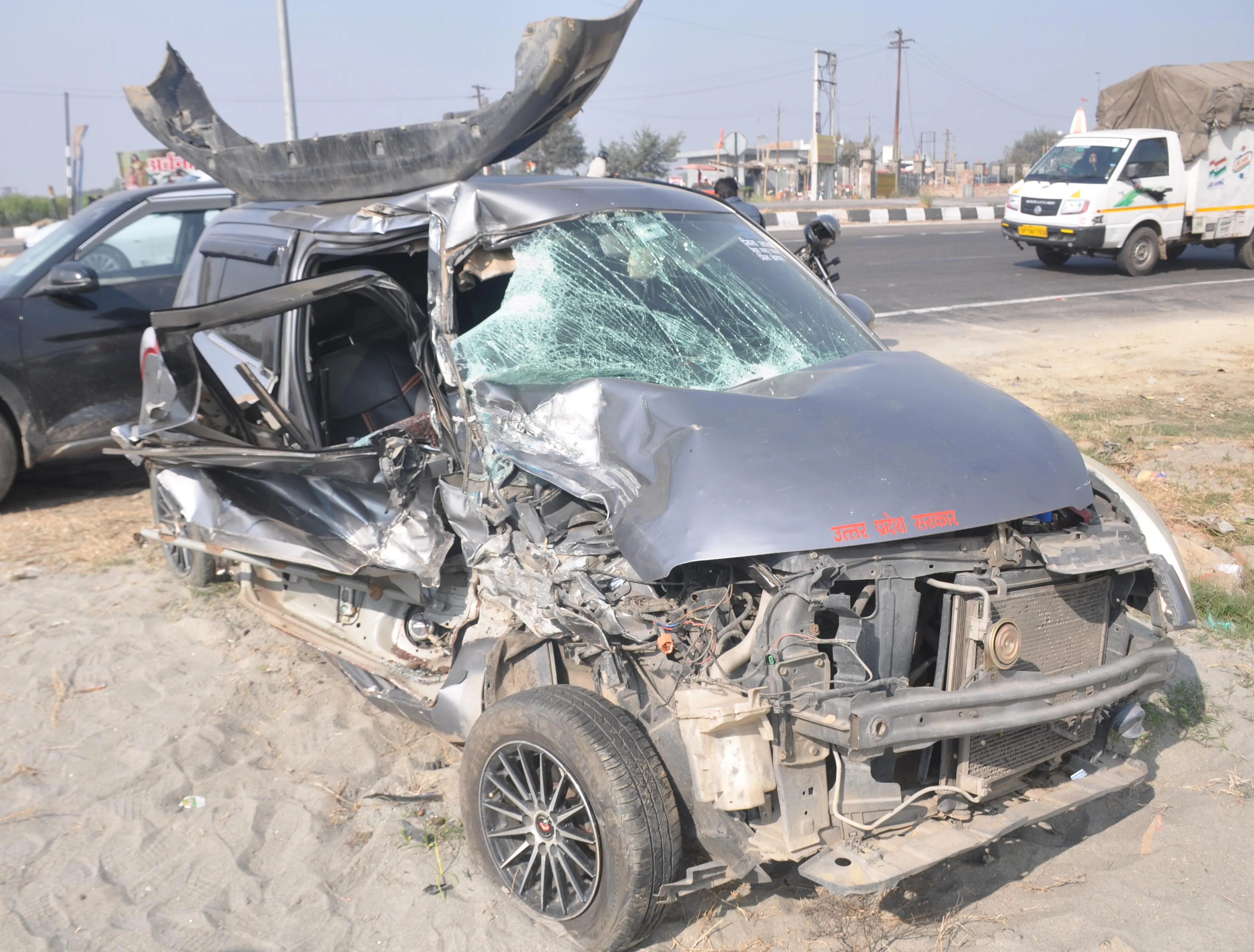 शामली में सड़क हादसे: दो की मौत, दो दर्जन से अधिक घायल, परिजनों में कोहराम