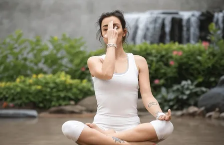 अनुलोम-विलोम से चंद्र-सूर्य नाड़ी करें संतुलित, समझें असर और फायदे 