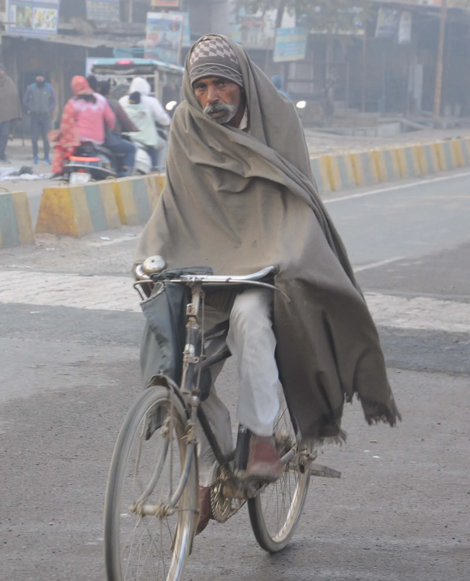शामली: ठंड का प्रकोप, शहर में अलाव न होने से राहगीरों और मजदूरों को भारी परेशानी