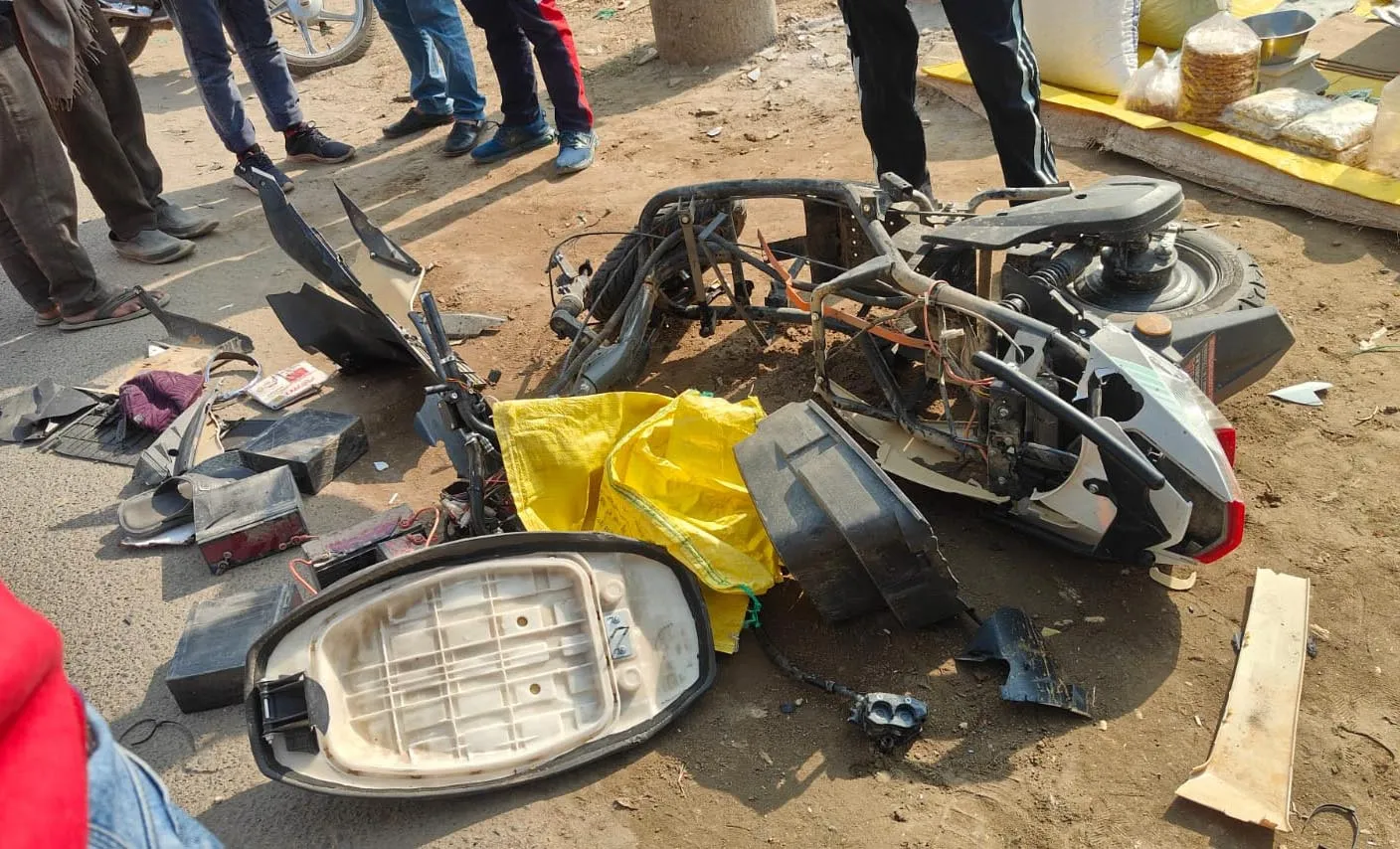 शामली में सड़क हादसा: इलेक्ट्रिक स्कूटी और बुलट बाइक की टक्कर में 75 वर्षीय वृद्ध की मौत, तीन घायल
