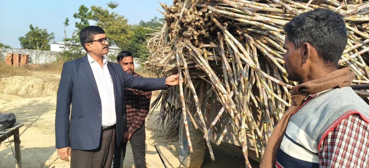 डीएम ने गन्ना क्रय केंद्र पर मारा छापा, प्रभारी को लगाई फटकार, किसानों से हो रही थी ₹200 प्रति ट्रॉली की वसूली