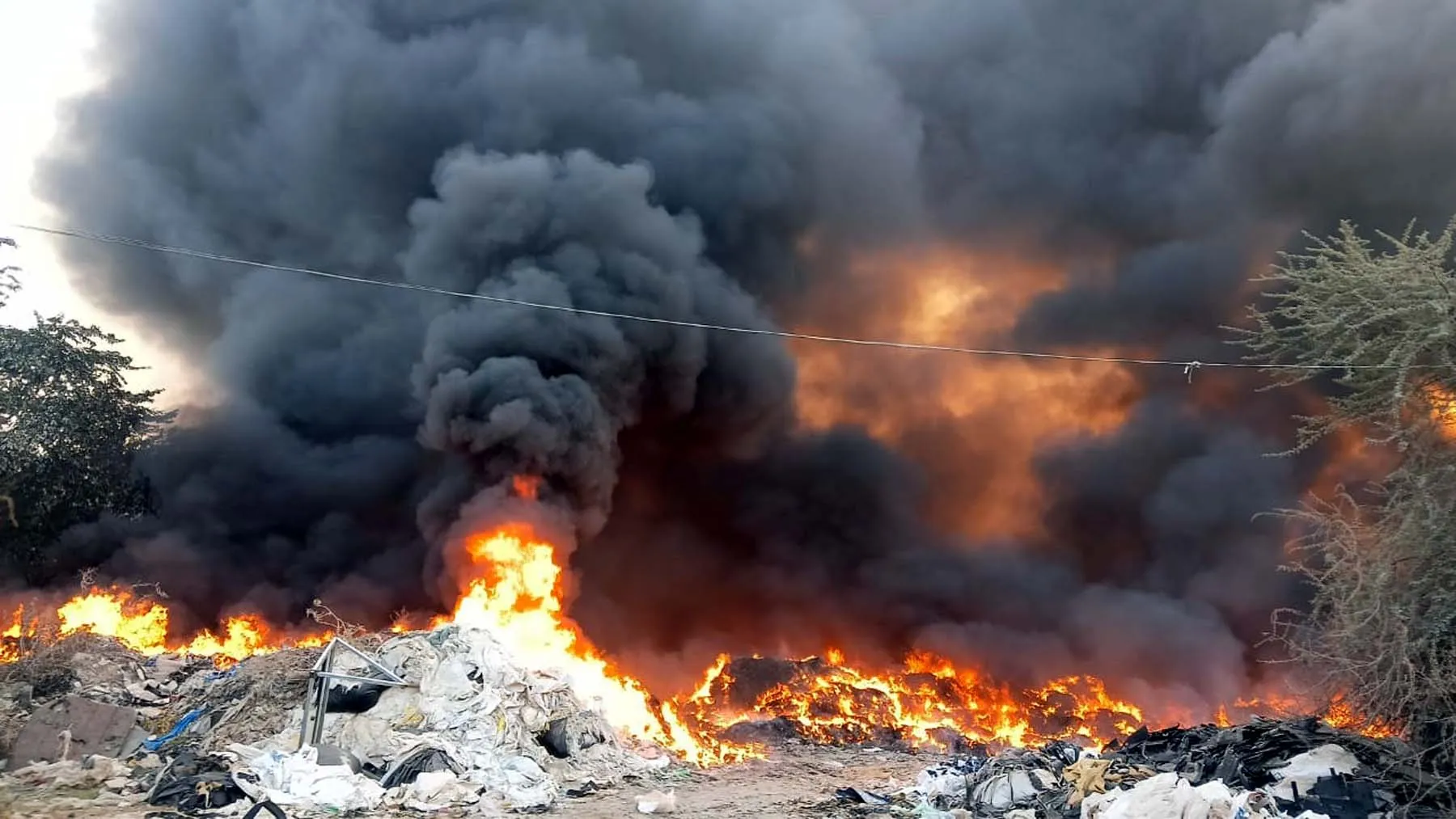 गुरुग्राम: बार गुर्जर क्रशर जोन में प्लास्टिक कबाड़ में लगी भीषण आग..क्षेत्र में मचा हड़कंप
