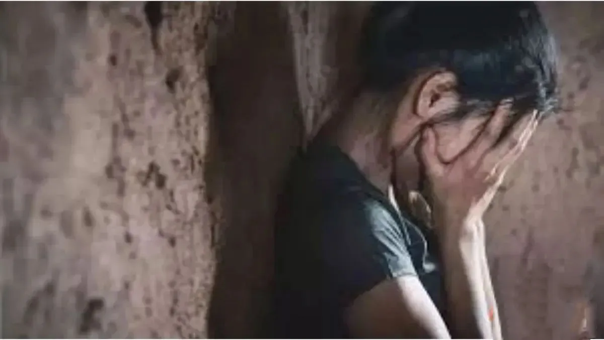 प्रयागराज: कलयुगी पिता की करतूत; 5 बेटियों के शोषण का आरोप, मांडा थाने पहुँची पीड़िता