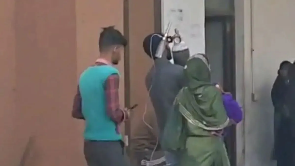 कंधे पर ऑक्सीजन सिलेंडर, गोद में नवजात- वीडियो देखते ही अव्यवस्था की तस्वीर ने खड़ा किया बड़ा सवाल