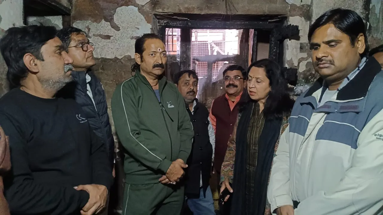 मुजफ्फरनगर: दालमंडी अग्निकांड में नगरपालिका अध्यक्ष ने लिया हालात का जायजा, पीड़ित परिवार को मदद का आश्वासन