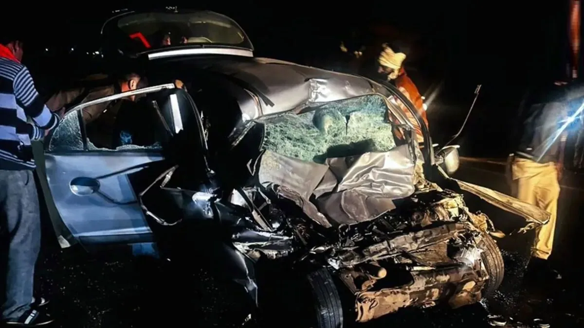शाहगढ़ मार्ग पर भीषण टक्कर: तेज रफ्तार कार ट्रक से भिड़ी, परिवार के पांच लोगों की मौके पर दर्दनाक मौत