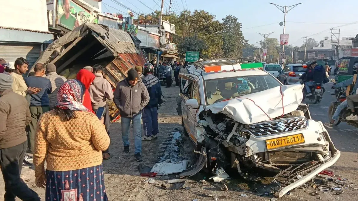 देहरादून में बेकाबू सीमेंट ट्रक का तांडव: पांच गाड़ियों को उड़ाते हुए दुकान में घुसकर पलटा, सुबह-सुबह मचा हड़कंप