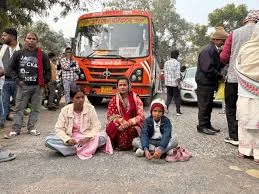 संतकबीरनगर में पति ने की दूसरी शादी तो पहली पत्नी ने बैंडबाजे के साथ किया हंगामा
