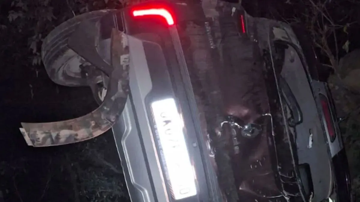 मंडल रोड पर खाई में समाई कार! पुलिस की मानवीय कार्रवाई से तीन युवकों की बची जान, रातभर चला बचाव अभियान