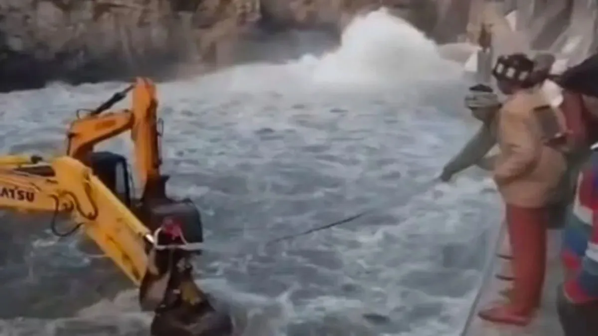 इच्छाड़ी डैम में पानी छोड़ते ही बढ़ा खतरा, नदी में फंसे मजदूरों की जान बचाने को ‘साथियों’ ने बनाया मानव-सेतू; अधिकारी नदारद