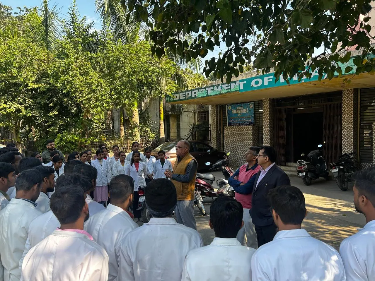 मेरठ मेडिकल कॉलेज में फार्मेसी छात्रों को फायर सेफ्टी ट्रेनिंग