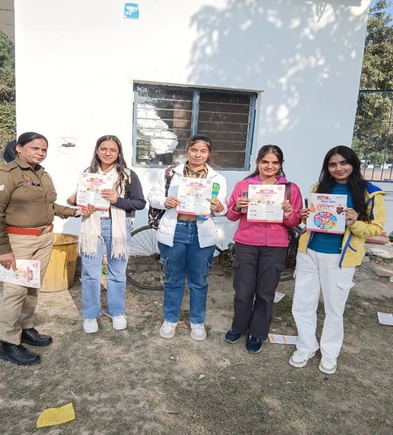 मेरठ में मिशन शक्ति फेज-5: एंटी रोमियो टीमों ने छात्राओं व महिलाओं को किया जागरूक