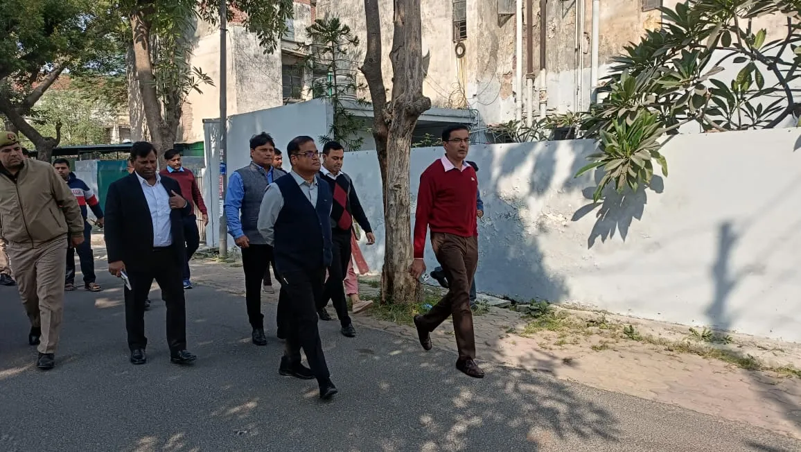 नोएडा: CEO डॉ. लोकेश एम ने फ्लैट व श्रमिक कुंज भवनों का निरीक्षण कर पुनर्निर्माण रिपोर्ट तैयार करने के दिए निर्देश