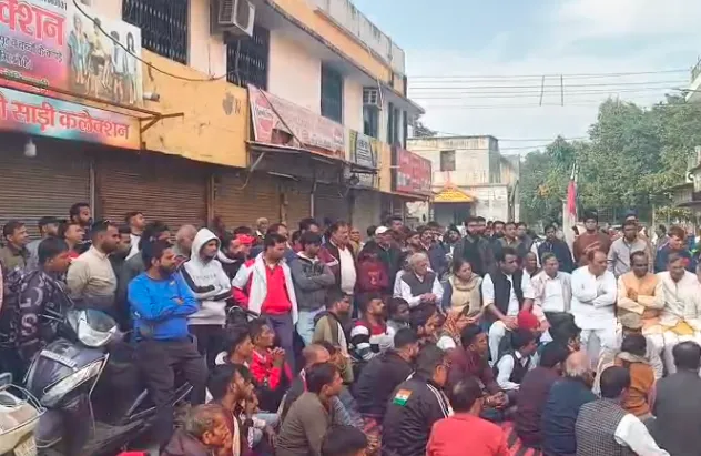 गाजियाबाद: मोदी नगर में सर्राफा व्यापारी की हत्या के विरोध में व्यापारियों ने गोविंदपुरी मार्केट बंद कर धरना दिया
