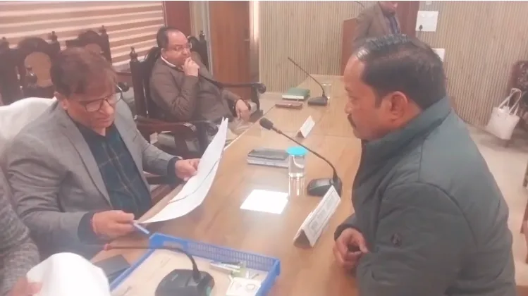 नगरपालिका शामली की सड़क में घालमेल: जांच से नाखुश सभासद ने कलेक्ट्रेट पहुंचकर की शिकायत