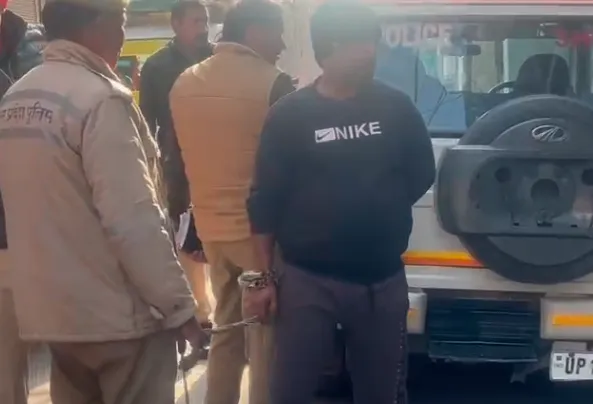 गाजियाबाद: इकलौते बेटे ने दरांत से मां का कत्ल किया, 2 घंटे लाश के पास बैठा रहा, फिर खुद थाने जाकर किया सरेंडर