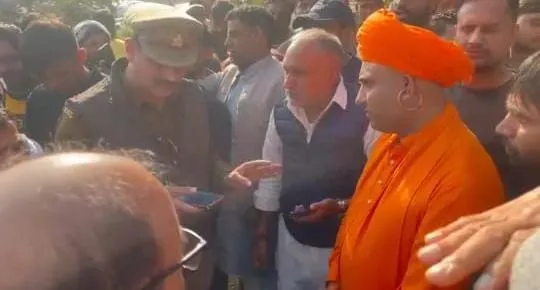 दुस्साहस: शामली में मनचले ने की लड़की को जबरन होटल में खींचने की कोशिश, कोतवाल पर भड़का ग्रामीणों का गुस्सा    