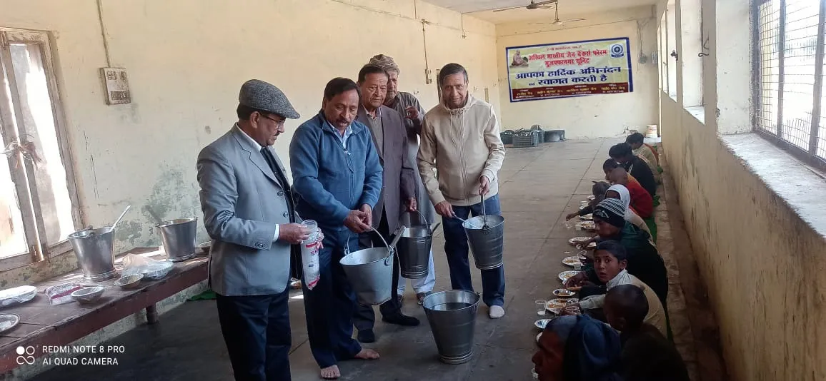 अखिल भारतीय जैन बैंकर्स फोरम मुजफ्फरनगर ने विकलांग एवं अनाथ बच्चों को भोजन और एक माह का राशन वितरित किया