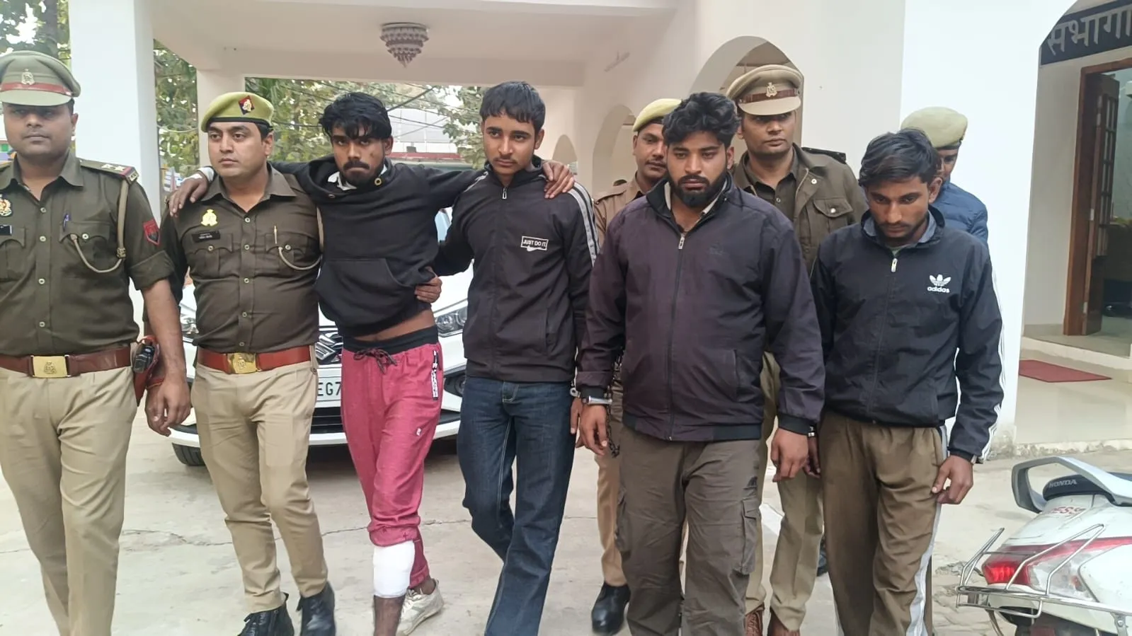 मुजफ्फरनगर: पुलिस मुठभेड़ में 1 बदमाश घायल, लूट के 4 आरोपी गिरफ्तार; मोटरसाइकिल और अवैध हथियार बरामद