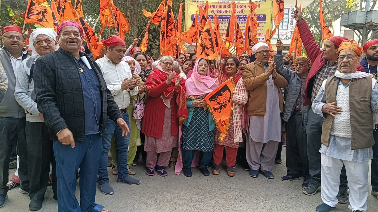 दिल्ली MCD कार्रवाई के विरोध में मुजफ्फरनगर में उतरे गोरखनाथ जी के भक्त, पीएम मोदी के नाम ज्ञापन भेजा