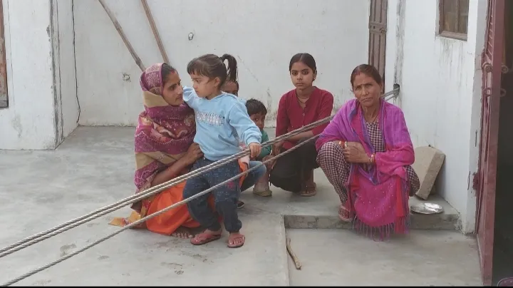 डीएम अंकल… हमारी छत से मौत का तार हटवा दीजिए ! दो मासूम बच्चियों की पुकार ने झकझोर दिया संभल प्रशासन