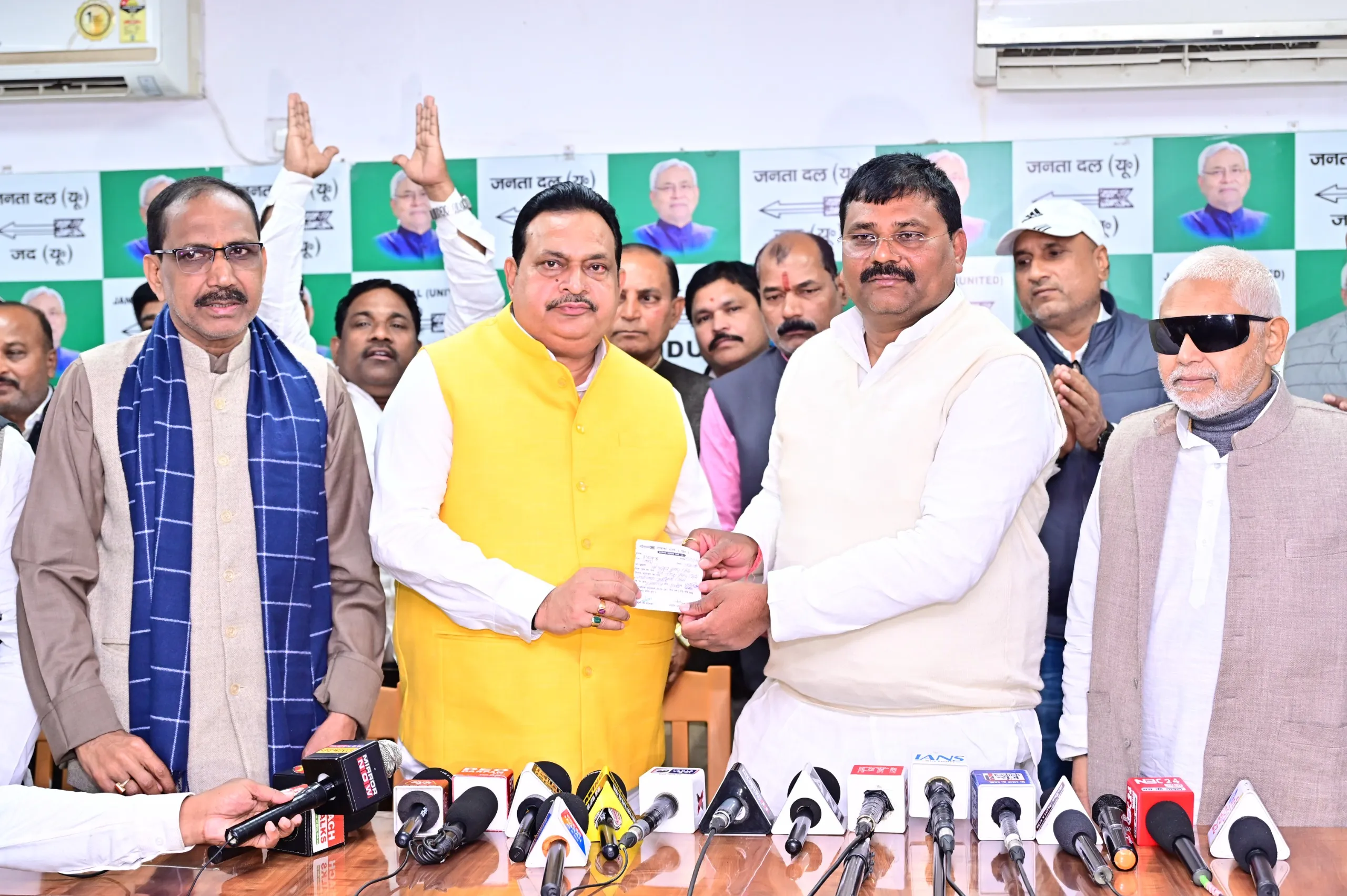 पूर्व विधानपार्षद अनुज कुमार सिंह ने राजद छोड़ थामा जदयू का दामन, प्रदेश अध्यक्ष ने दिलाई सदस्यता’