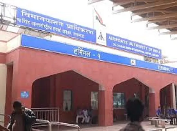 लखनऊ एयरपोर्ट पर हड़कंप..कंबोडियाई महिला के पास मिला प्रतिबंधित सैटेलाइट फोन, सुरक्षा एजेंसियां जांच में जुटीं