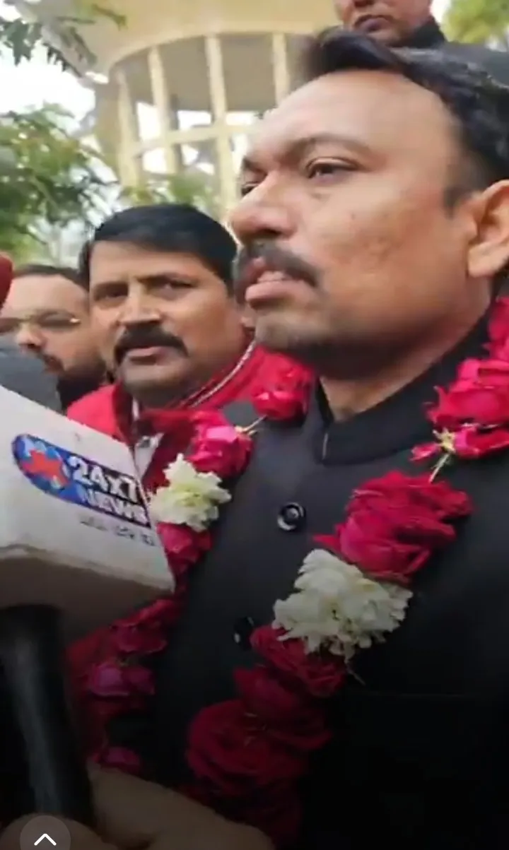 निलंबित सिटी मजिस्ट्रेट अलंकार अग्निहोत्री पहुंचे एटा,शहीद भगत सिंह प्रतिमा पर किये पुष्प अर्पित