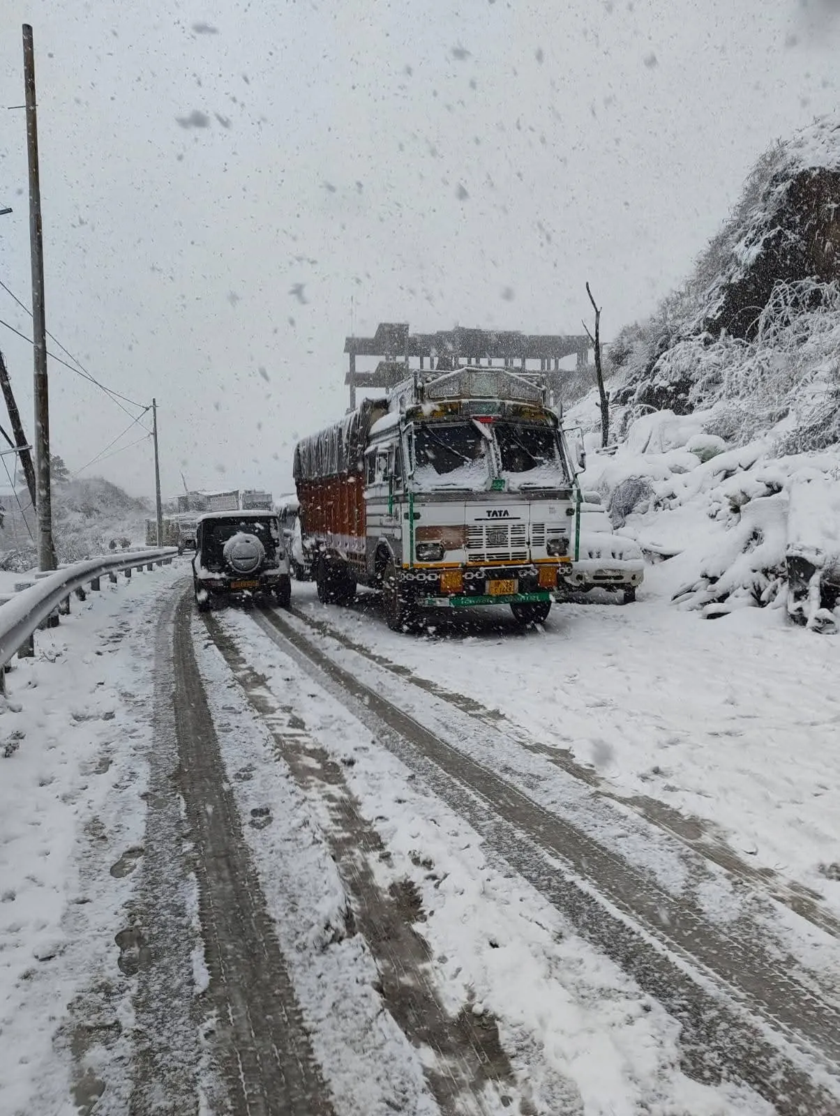 हिमाचल में भारी बर्फ़बारी से 452 सड़कें और दो नेशनल हाईवे बंद, 4274 ट्रांसफार्मर ठप
