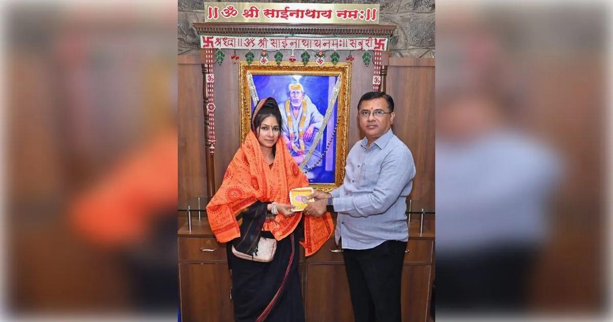 आस्था की राह पर तनिषा मुखर्जी: शिरडी में साईं बाबा के दर पर नतमस्तक दिखीं अभिनेत्री