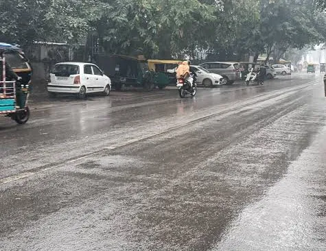 सहारनपुर-देवबंद में बारिश ने बदल दिया मौसम, किसानों के लिए वरदान, आम जनजीवन प्रभावित