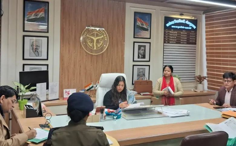 नोएडा में स्कूल व कालेजों के आसपास नशीले पदार्थों की नहीं होगी बिक्री, डीएम ने अधिकारियों को दिए निर्देश 