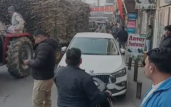 शामली: सड़क पर खड़ी लग्जरी कार बनी जाम का सबब, लोग परेशान