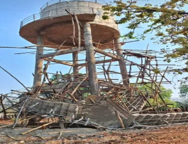 आगरा में पानी की टंकी गिरी, पूरे इलाके में हाहाकार! 3 दिन से बूंद-बूंद को तरसे लोग”