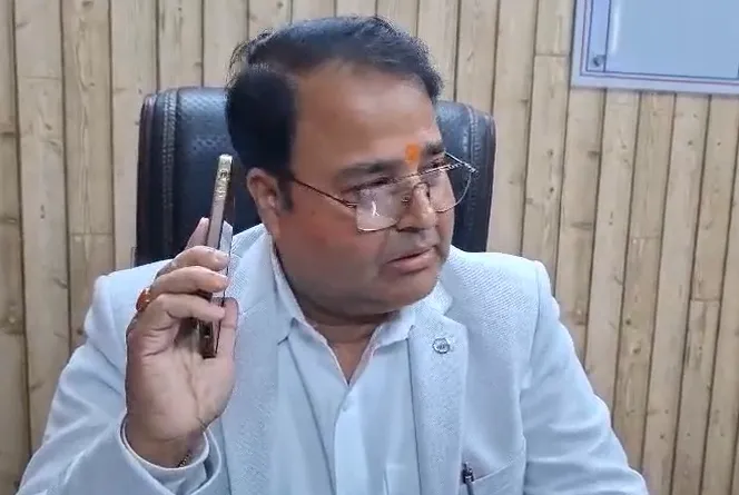 यूपी में एक और इस्तीफा! CM योगी के सम्मान में GST डिप्टी कमिश्नर का इस्तीफा, रोते हुए बोले- 'नमक का हक अदा किया'