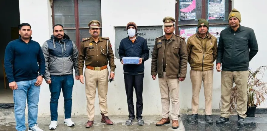 नोएडा पुलिस ने पकड़े मोबाइल चोर और अवैध हथियार के साथ युवक