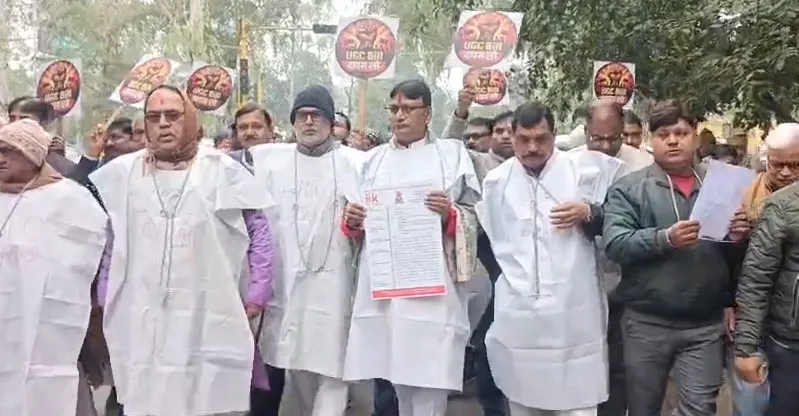 यूजीसी के नए नियमों का सवर्ण समाज में विरोध: कफ़न और बेड़ियों के साथ गाजियाबाद में प्रदर्शन