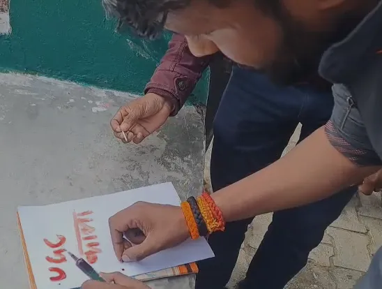 मुजफ्फरनगर में यूजीसी कानून के विरोध में अनोखा प्रदर्शन, ग्रामीणों ने पीएम के नाम खून से लिखा पत्र