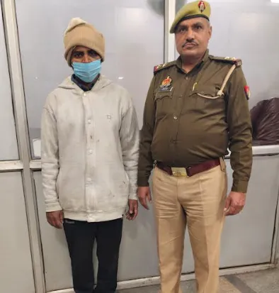 नोएडा: मोबाइल स्नैचिंग और घरों से चोरी के आरोप में दो शातिर बदमाश गिरफ्तार