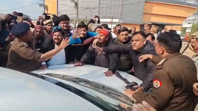 बरेली में हाई-वोल्टेज ड्रामा: बागी PCS अलंकार अग्निहोत्री को पुलिस ने कस्टडी में लिया; गाड़ियों के आगे लेटे समर्थक, लखनऊ लाए गए