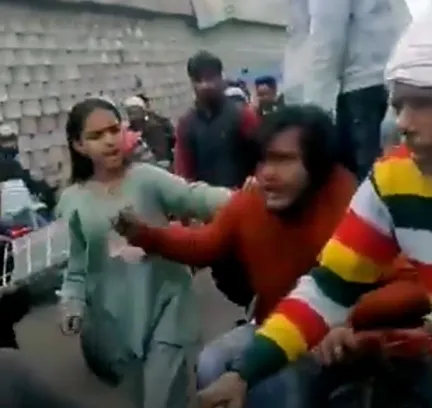 मुरादाबाद में युवक पर अश्लील टिप्पणी का आरोप, पिटाई और जुलूस का वीडियो सामने आया