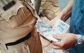 वाराणसी में 50 हजार की डील, 20 हजार लेते पकड़े गए चौकी प्रभारी और सिपाही