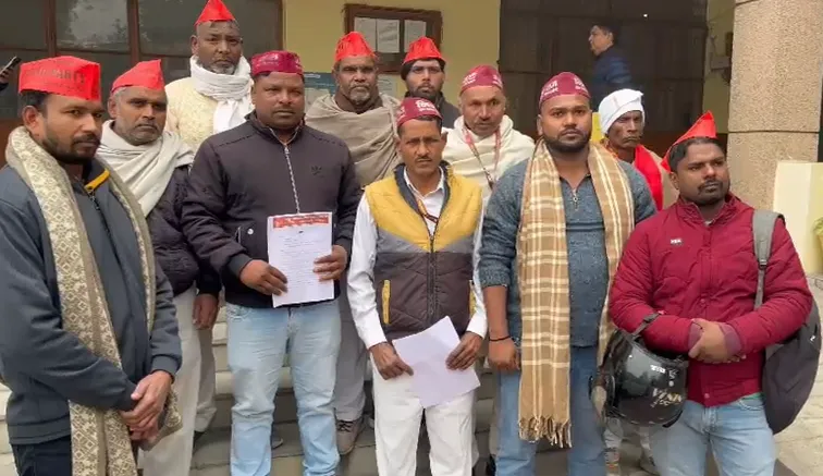 शामली में सोनू कश्यप हत्याकांड पर निषाद पार्टी का आक्रोश, मुख्यमंत्री के नाम ज्ञापन डीएम को सौंपा