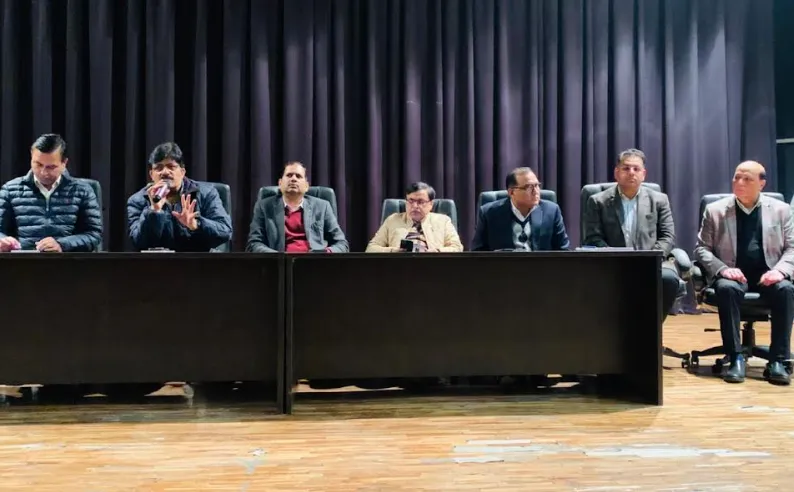 नोएडा प्राधिकरण ने स्वच्छता कार्यों में लापरवाही पर चेताया, अधिकारी और एजेंसियों को सख्त निर्देश