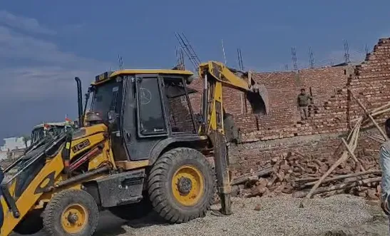 मुजफ्फरनगर में गरजा MDA का बुलडोजर, गिराए गए निर्माणाधीन मकान,आहत महिला की हालत बिगड़ी