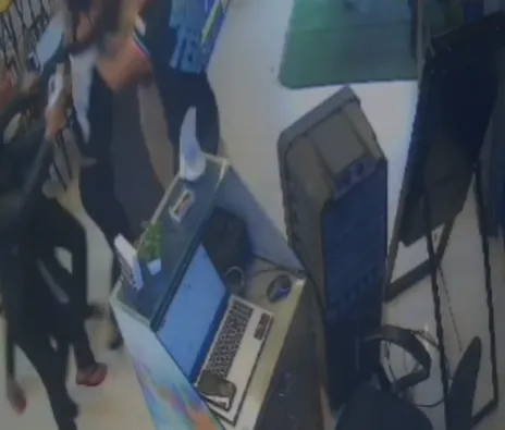 गाज़ियाबाद: इंदिरापुरम रेस्टोरेंट में कर्मचारी से मारपीट, CCTV में कैद पूरा मामला