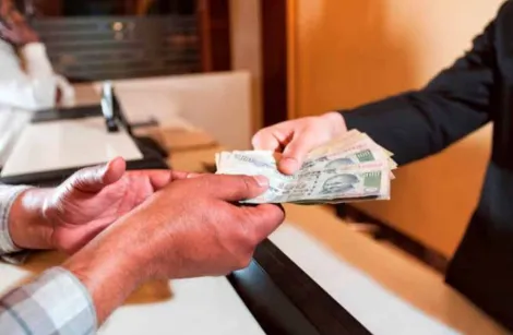 मेरठ: दो लाख की रिश्वत लेते पकड़ा गया सिंचाई विभाग का अवर अभियंता, कार से मिले 7.46 लाख रुपये