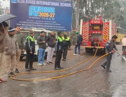 अमरोहा में शुगर मिल की लापरवाही बनी जानलेवा, सड़क पर फैली खोई से हादसों का तांडव